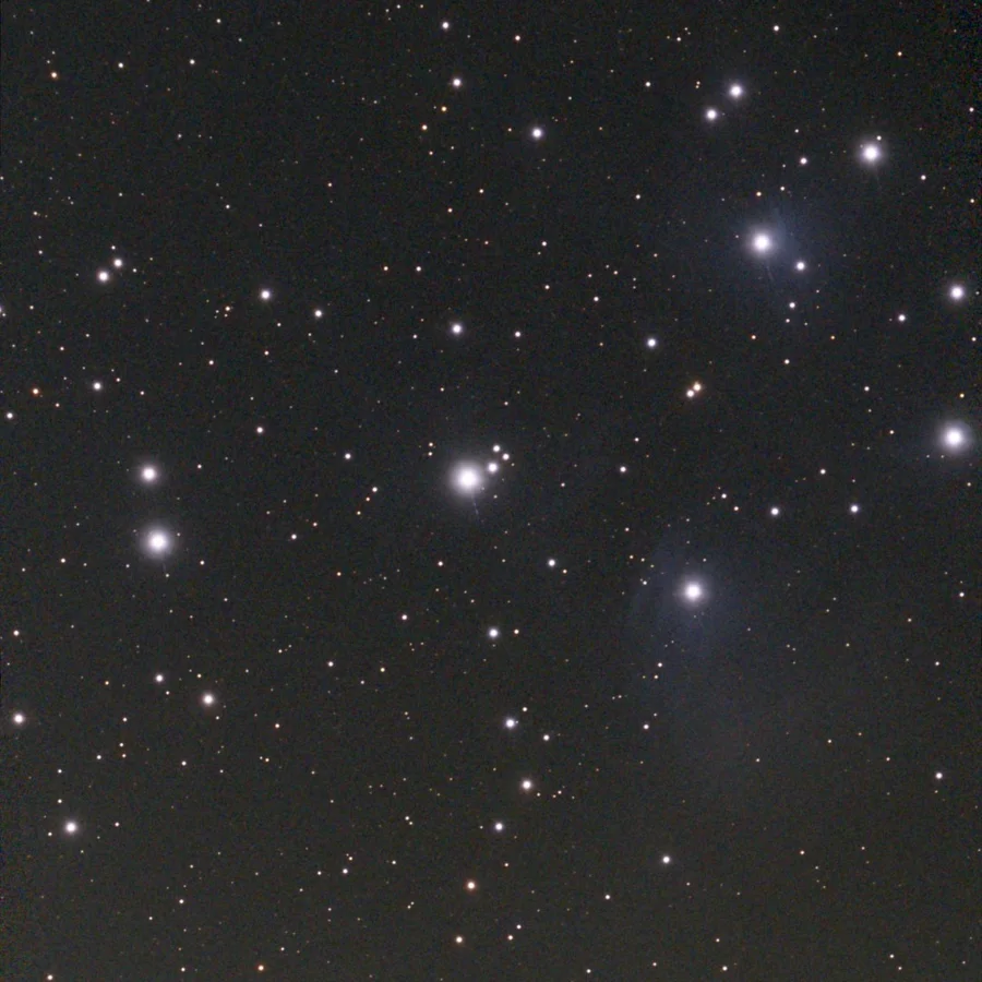 Плеяды (M45) до обработки: JPG из приложения Seestar S30, серый фон засветки, туманность едва видна