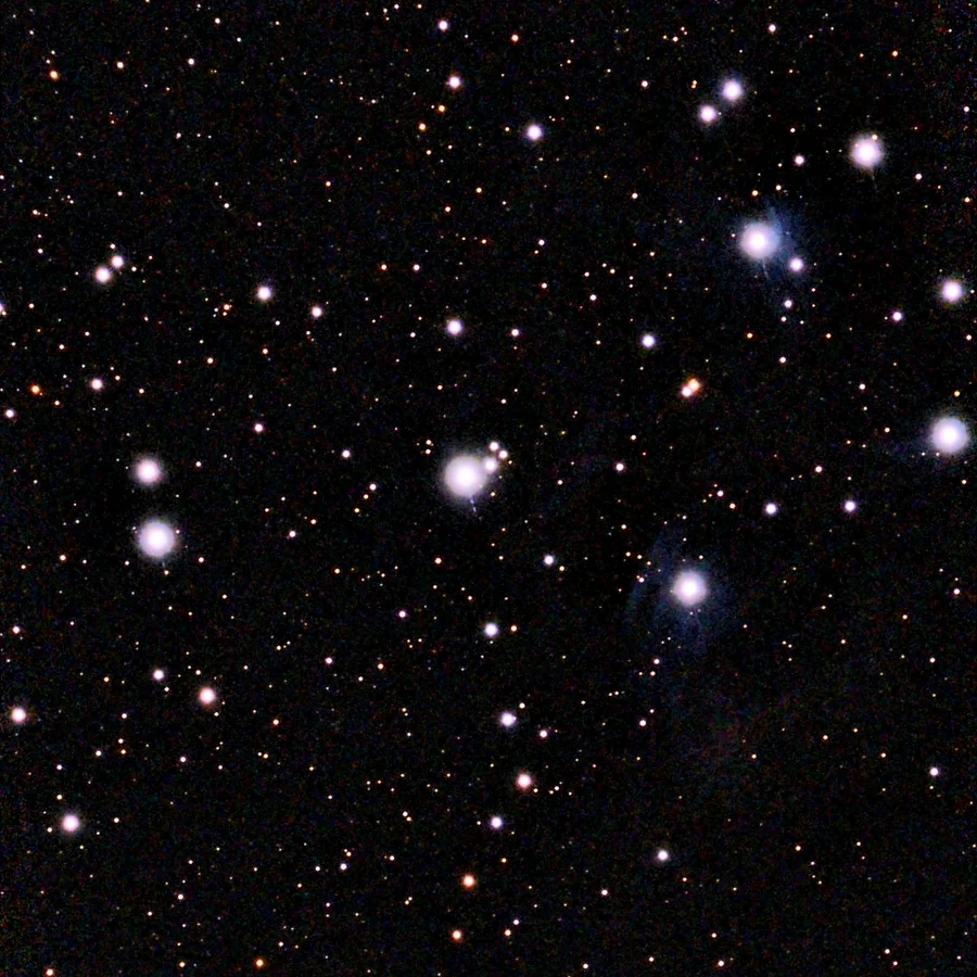Плеяды (M45) после автоматической обработки: тёмный фон, голубая отражательная туманность вокруг ярких звёзд