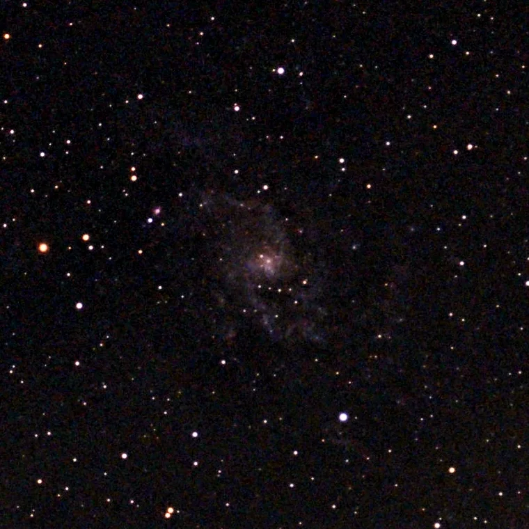 Галактика Треугольника (M33) после автоматической обработки: тёмный фон, проявились спиральные рукава и области звездообразования